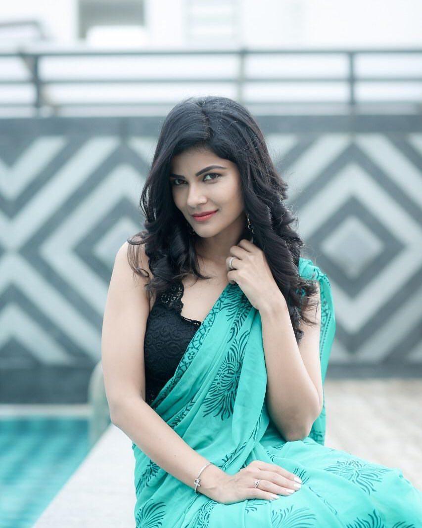 Manisha jashnani in saree exposing hot photos | Manisha jashnani saree hot photos gallery
