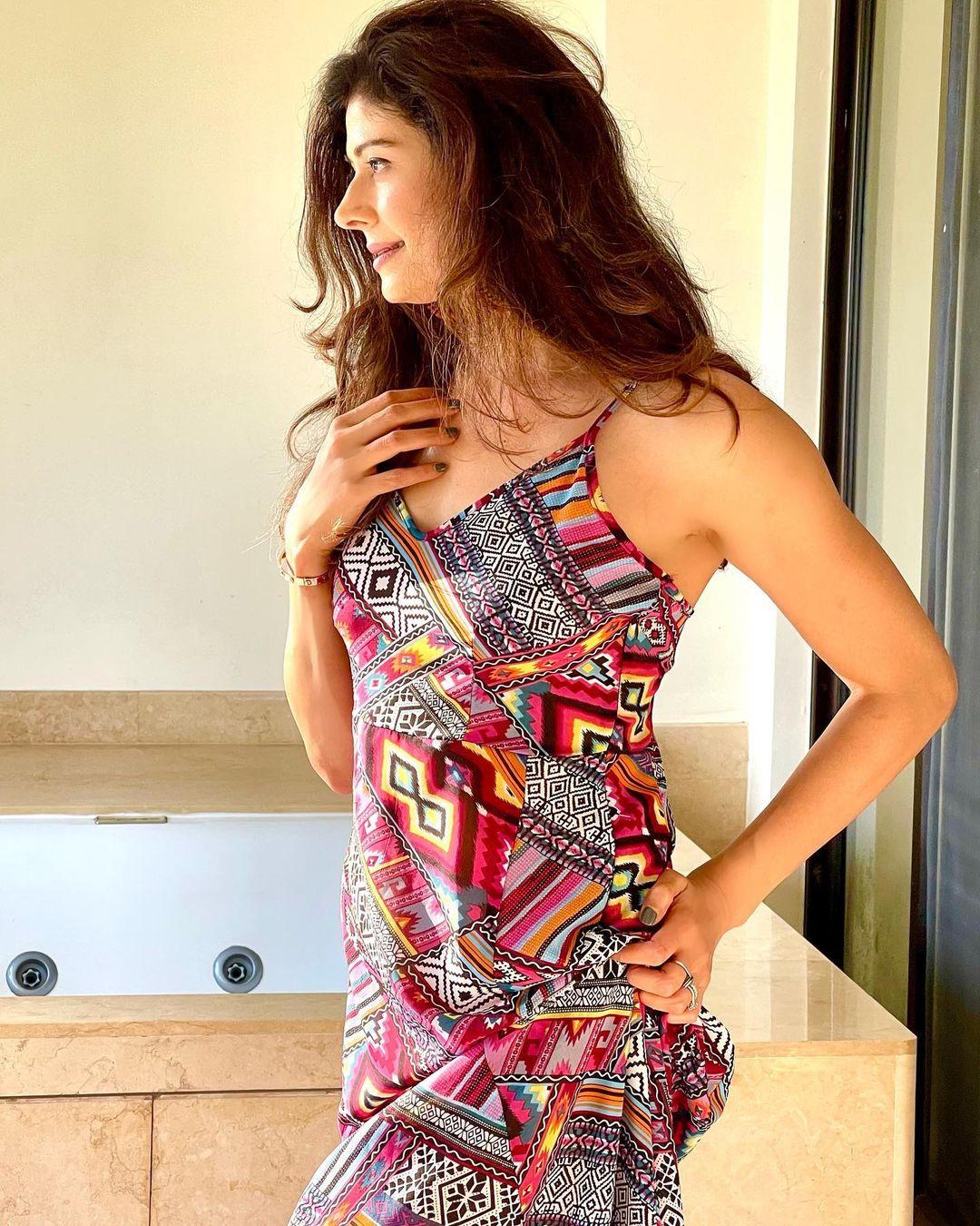 Bollywood actress Pooja Batra looking very attractive hot photos| Pooja Batra latest hot and sexy photoshoot