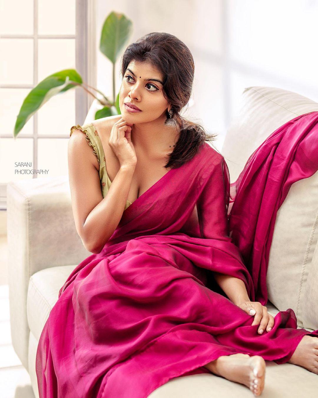 Saree exposing hot photos | Swagatha S Krishnan hot and sexy photoshoot