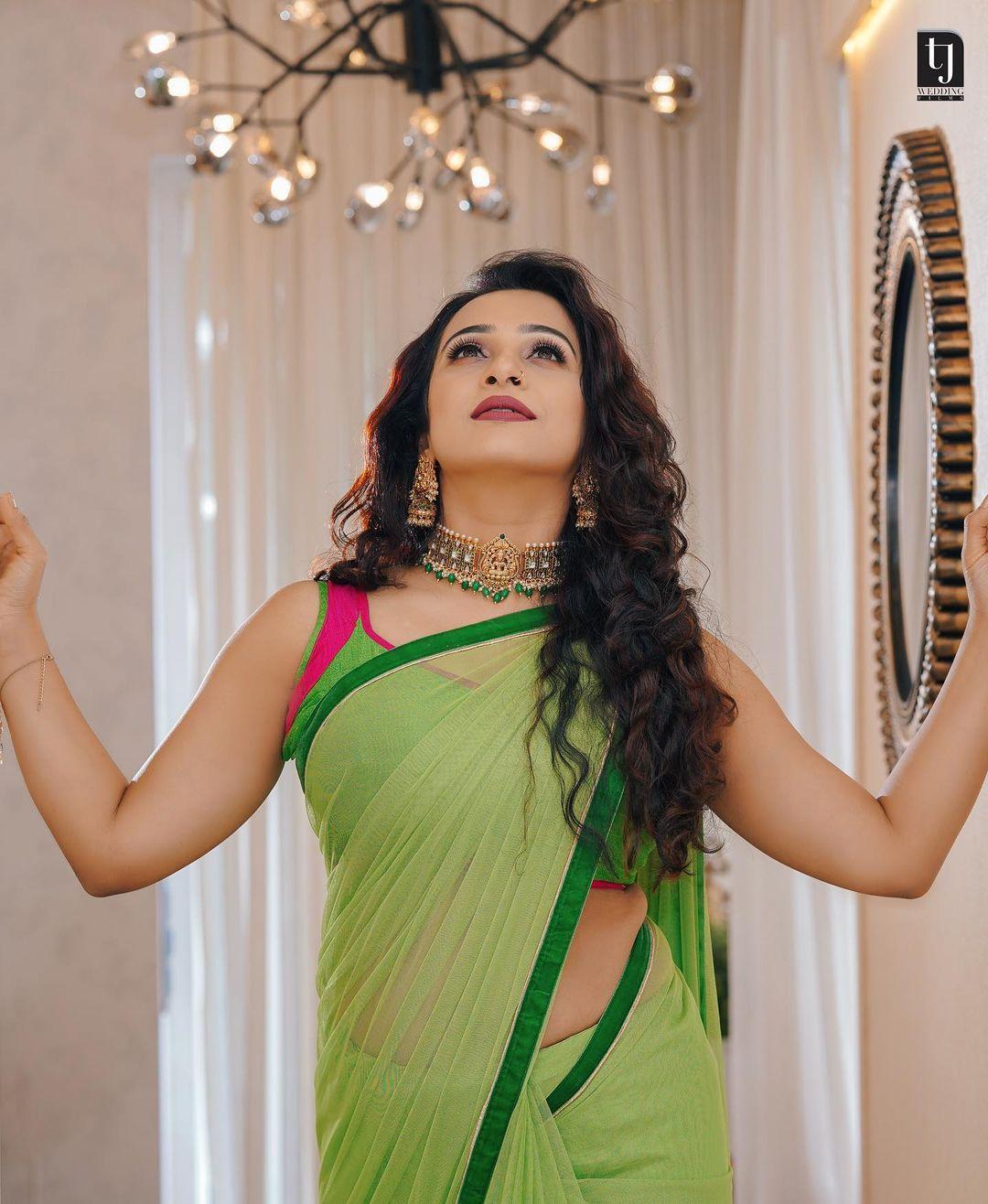 Television actress Poojitha menon looking very glamorous photos| Poojitha menon in green saree exposing hot photos