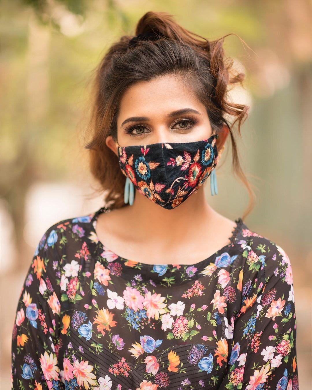 Dalljiet Kaur looking very glamorous photos| Television actress Dalljiet Kaur hot and sexy photoshoot
