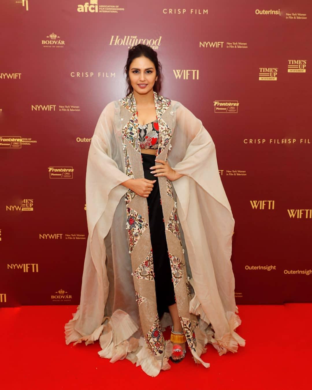 Bollywood actress hot photos | Huma Qureshi exposing hot photos gallery