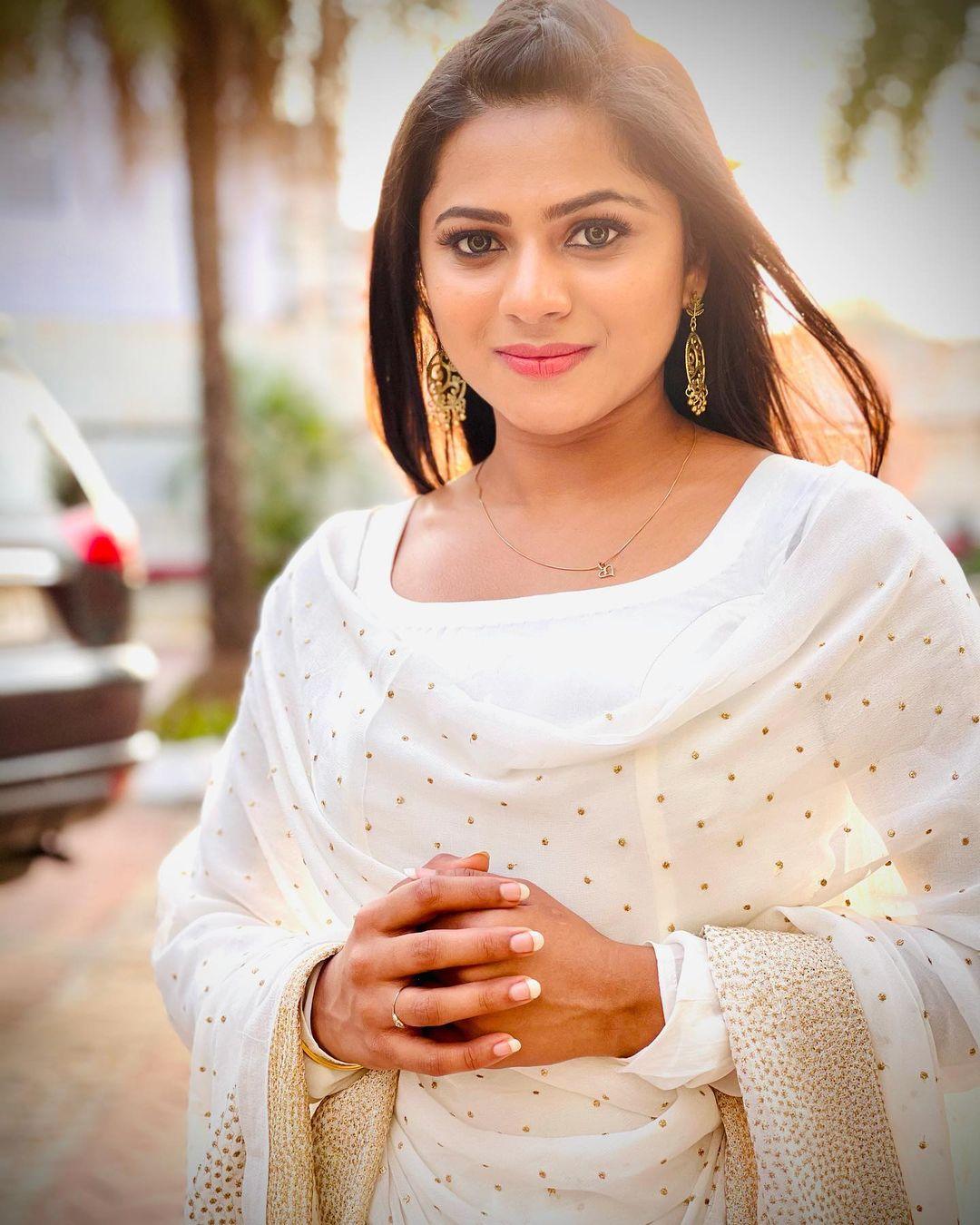 Delna Davis hot Photos | Delna Davis looking very beautiful and hot stills