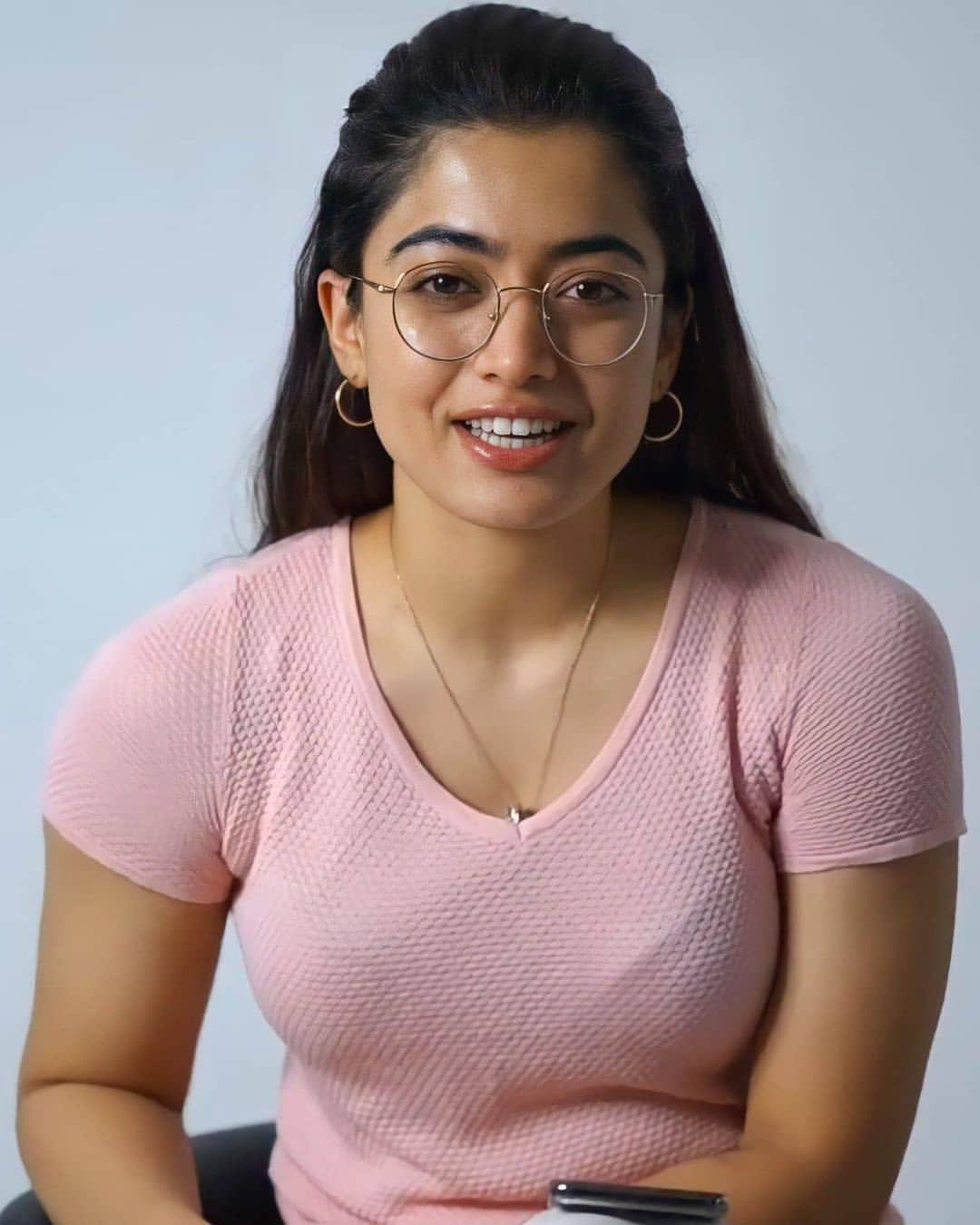 South Indian actress Rashmika Mandanna beautiful and sexy stills |Rashmika Mandanna looking very glamorous photos
