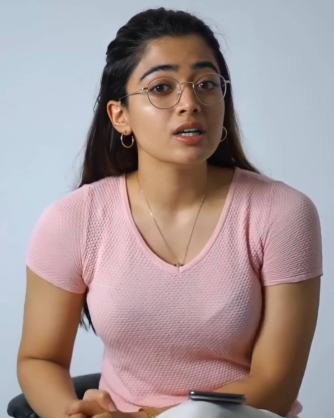 South Indian actress Rashmika Mandanna hot and sexy photoshoot |Rashmika Mandanna looking very glamorous photos