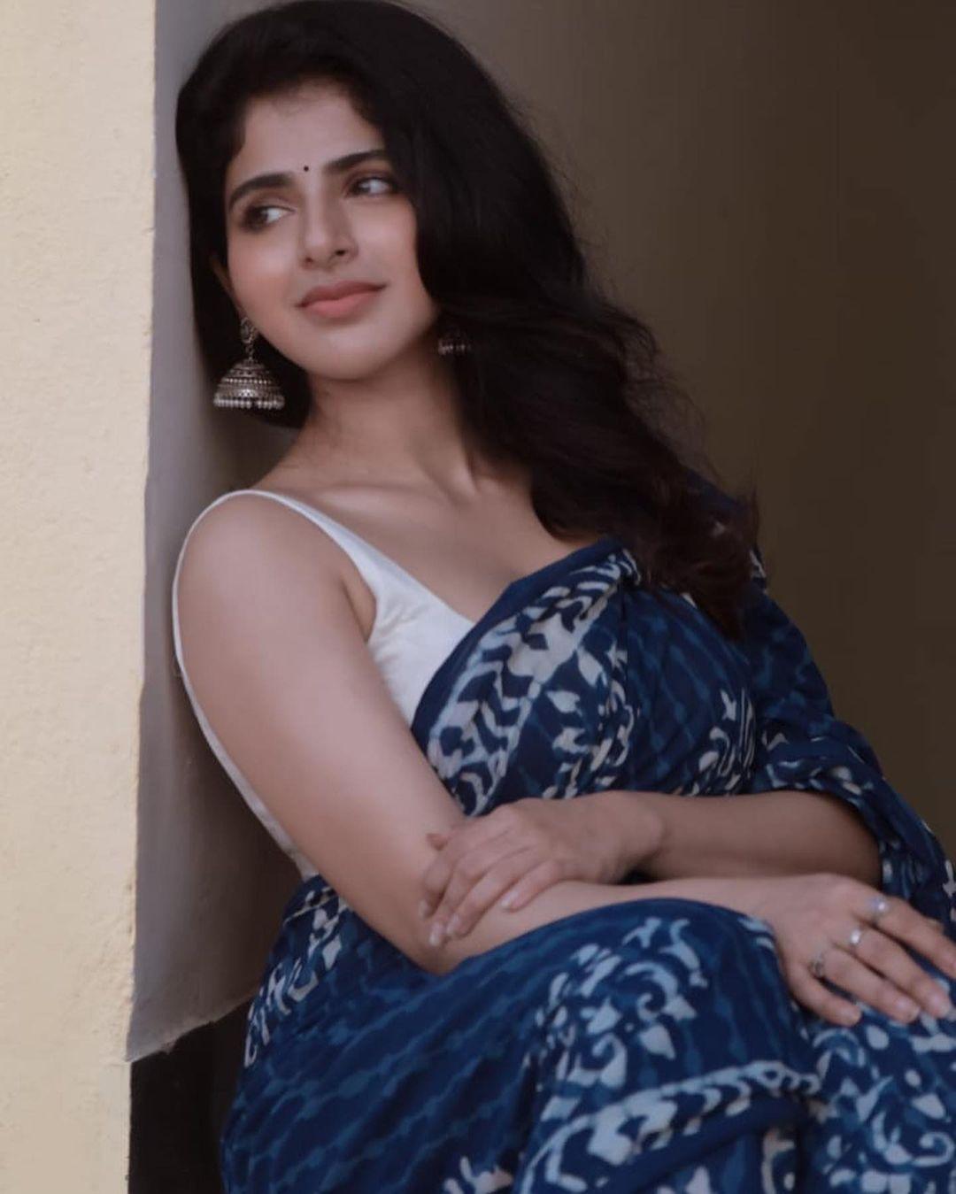 South Indian actress iswarya menon looking very glamorous photos in saree| iswarya menon saree hot photos gallery