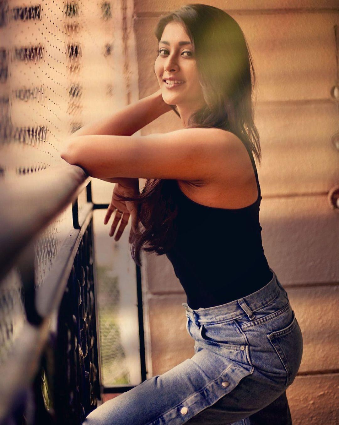 Exposing hot photos | Pooja Jhaveri latest hot and spicy photos