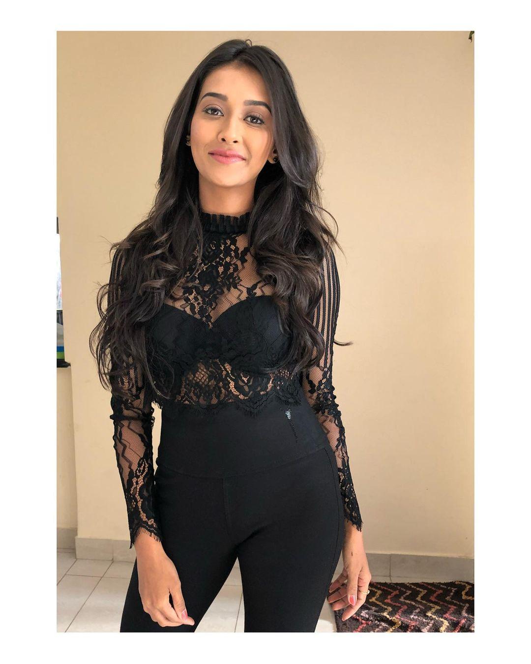 Exposing hot photos | Pooja Jhaveri looking very glamorous and sexy stills