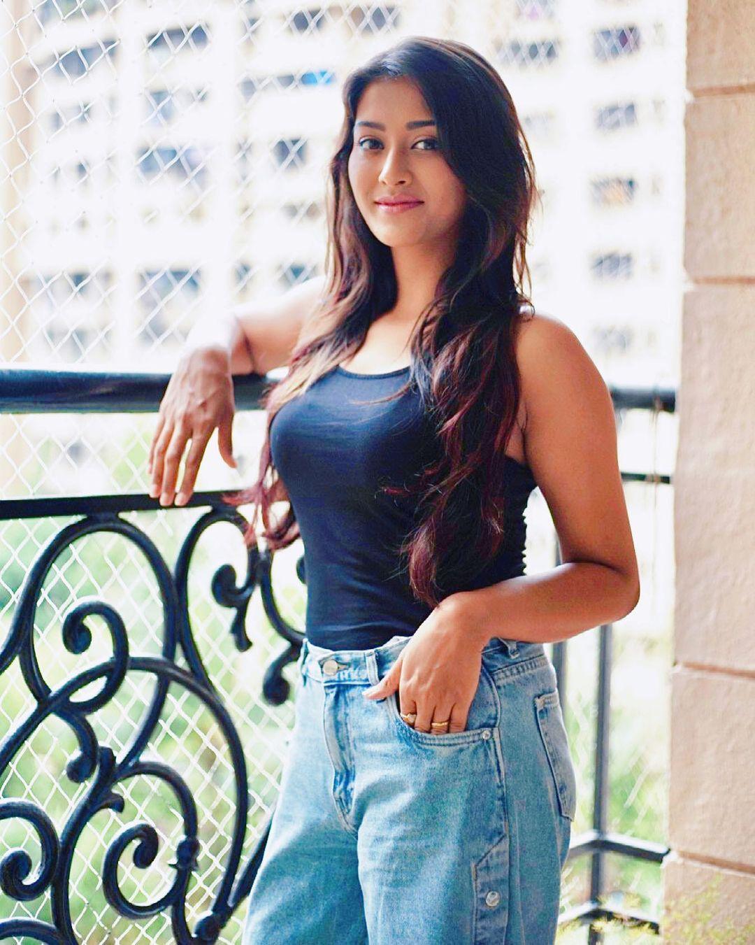 Exposing hot photos | Pooja Jhaveri looking very glamorous pictures