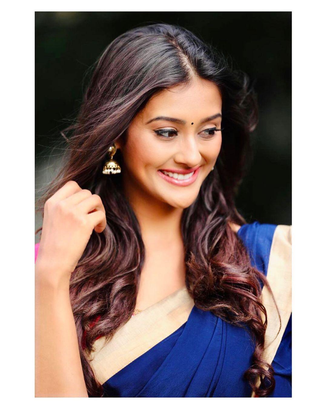 Saree hot photos gallery | Pooja Jhaveri hot and sexy stills