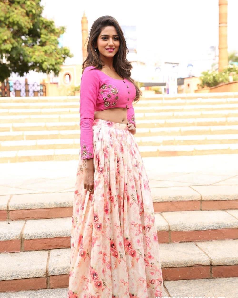 Shalu Chourasiya looking very sexy photos | Shalu Chourasiya exposing hot navel photos