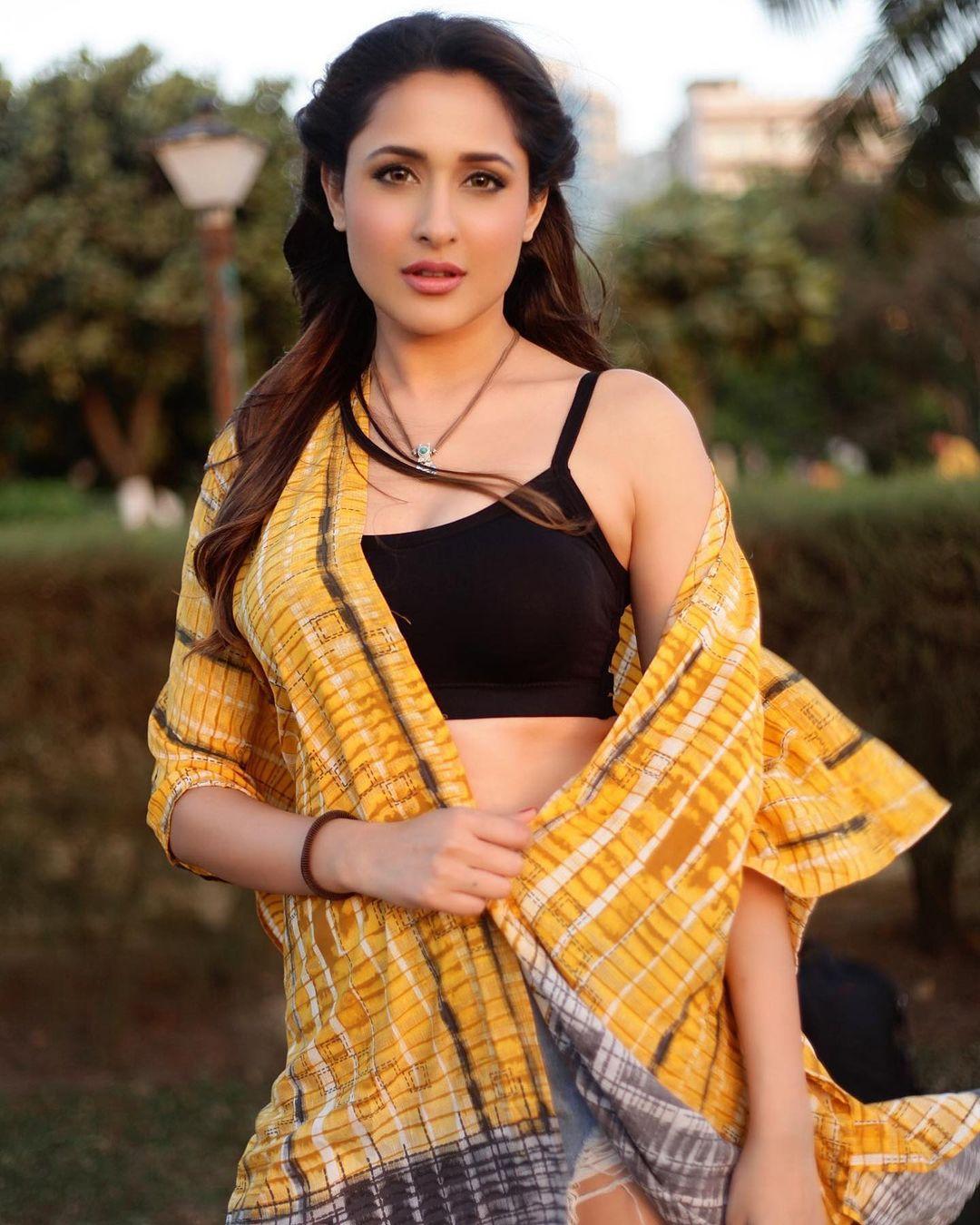 Telugu actress Pragya Jaiswal hot photos | Pragya Jaiswal latest hot stills