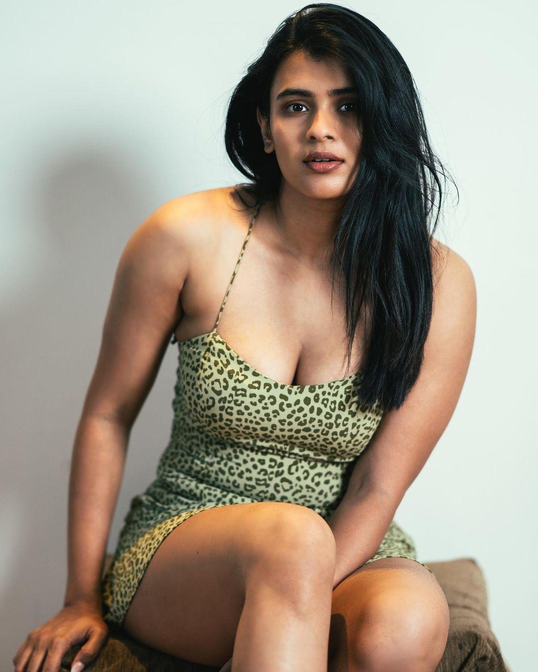 Hebah Patel latest hot photos| Hebah Patel exposing hot and photos gallery