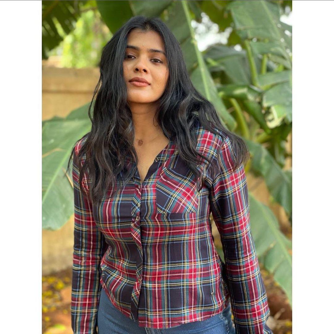 Hebah Patel looking very glamorous photos | Hebah Patel exposing hot and photos gallery