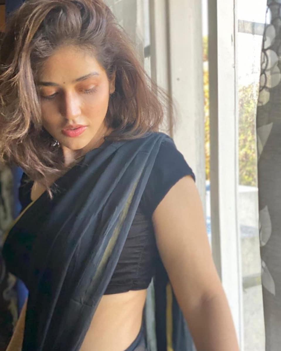 Priyanka Jawalkar very beautiful and sexy photoshoot in saree