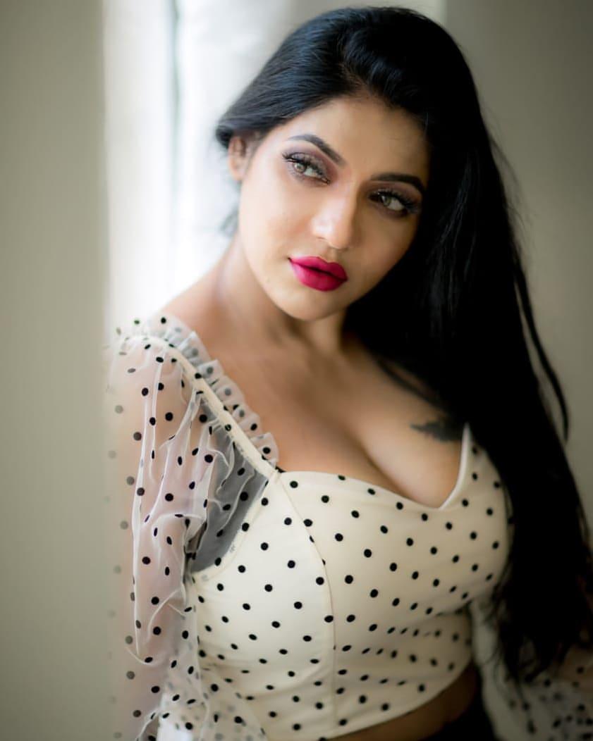 Reshma Pasupuleti exposing cleavage photos | Reshma Pasupuleti latest hot photos gallery