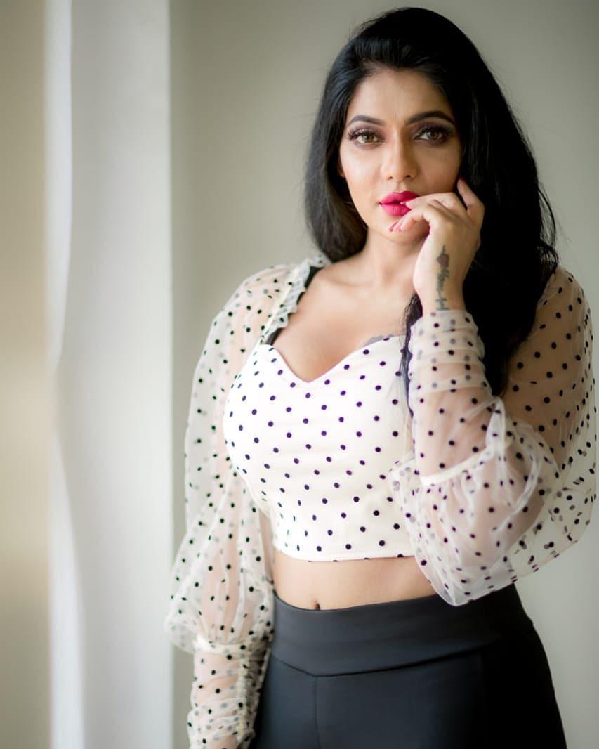 Reshma Pasupuleti exposing cleavage photos | Reshma Pasupuleti latest hot stills
