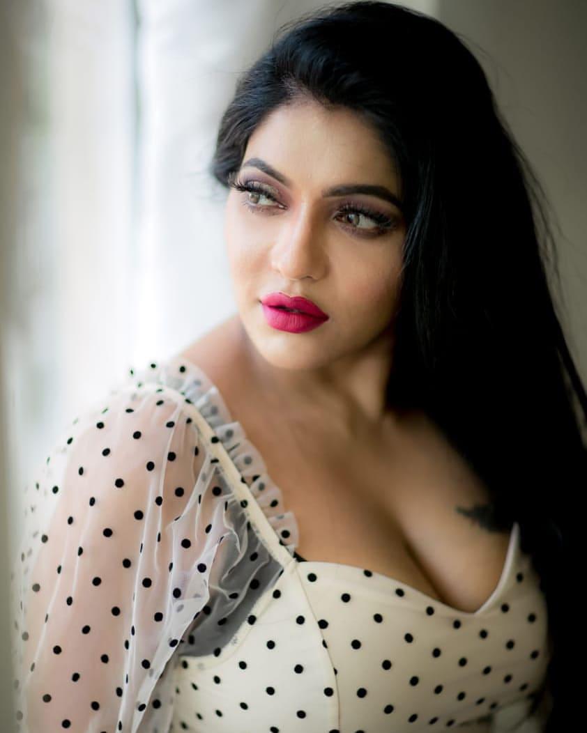 Reshma Pasupuleti exposing cleavage photos | Reshma Pasupuleti looking very attractive hot photos