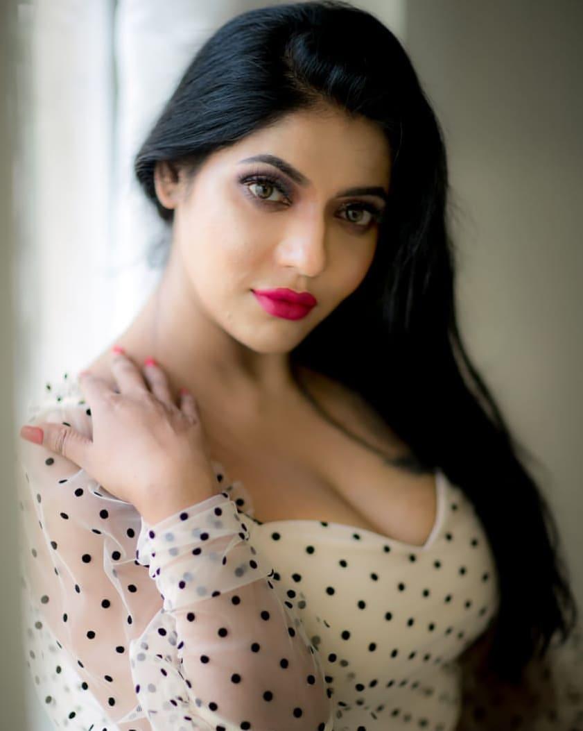 Reshma Pasupuleti exposing cleavage photos | Reshma Pasupuleti looking very glamorous photos