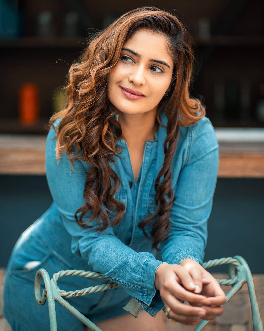 Bigg Boss frame Aarti Singh latest sexy photoshoot | Aarti Singh exposing hot cleavage photo gallery