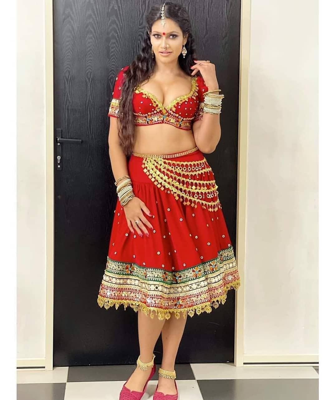 Chulakshi Ranathunga hot and sexy stills| Chulakshi Ranathunga exposing cleavage photos gallery