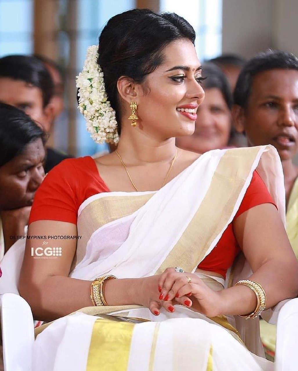 Remya Panicker looking very beautiful photo gallery| Remya Panicker in set saree hot photos