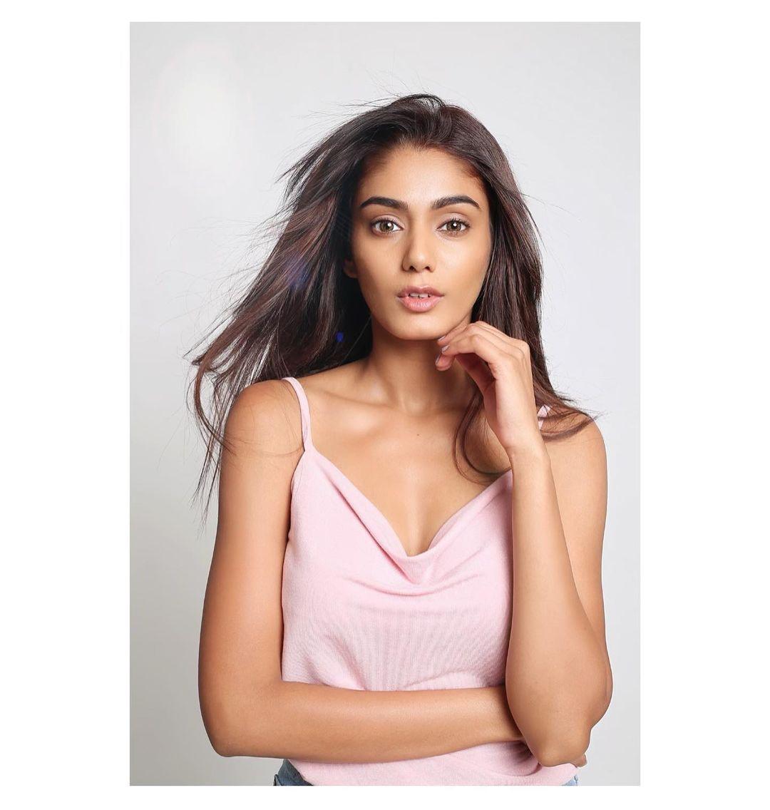 Actress Sana Makbul looking very beautiful and glamorous photos | Bollywood actress Sana Makbul latest hot photos gallery
