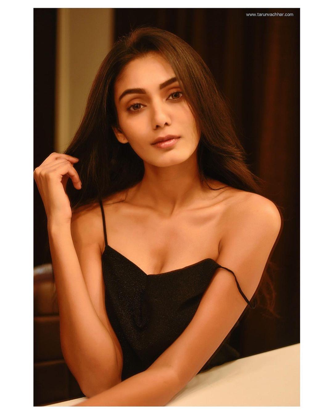 Sana Makbul beautiful and attractive hot photos| Bollywood actress Sana Makbul exposing cleavage photos gallery