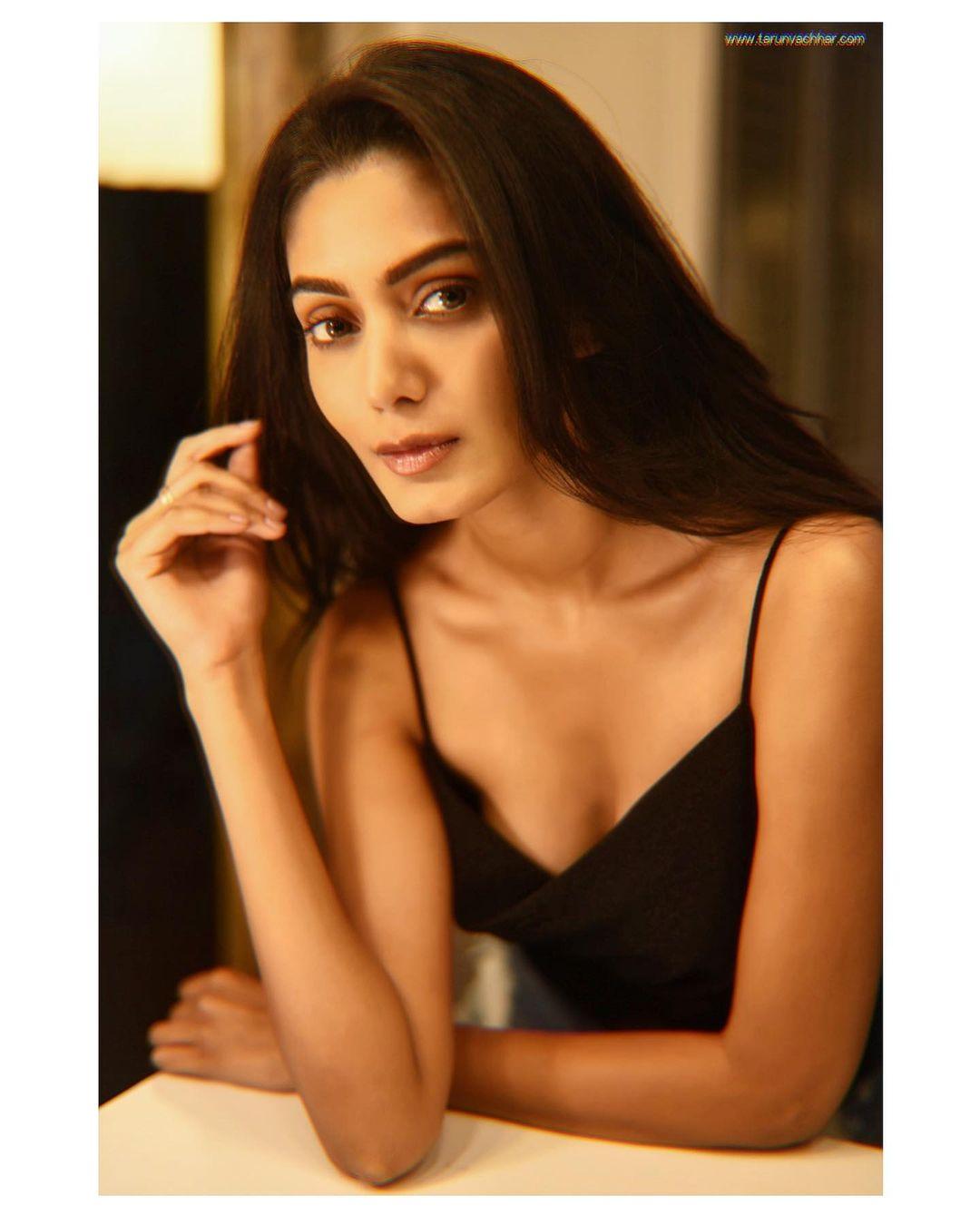 Sana Makbul hot and sexy photoshoot | Bollywood actress Sana Makbul latest hot photos gallery