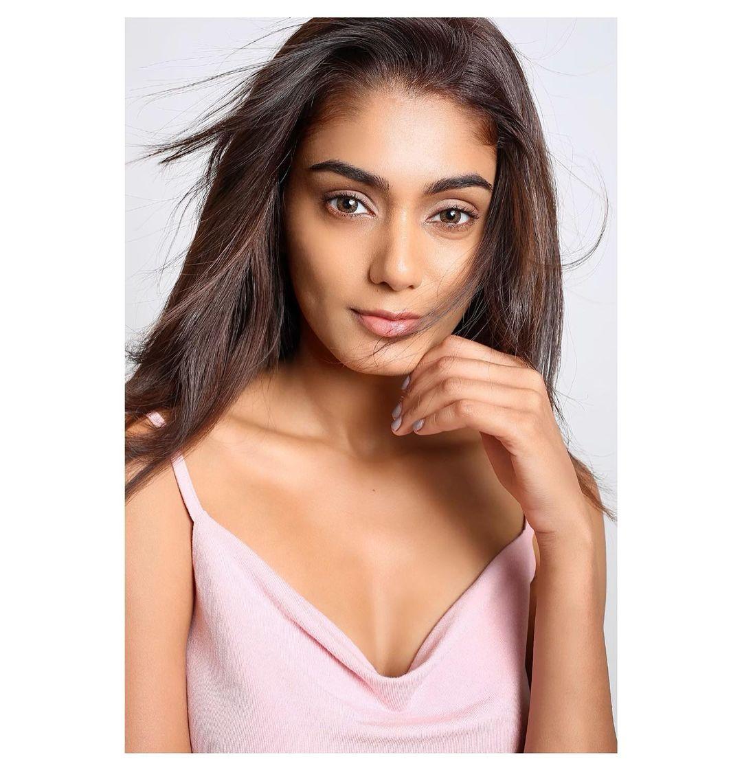 Sana Makbul latest hot photos gallery | Bollywood actress Sana Makbul exposing cleavage photos gallery