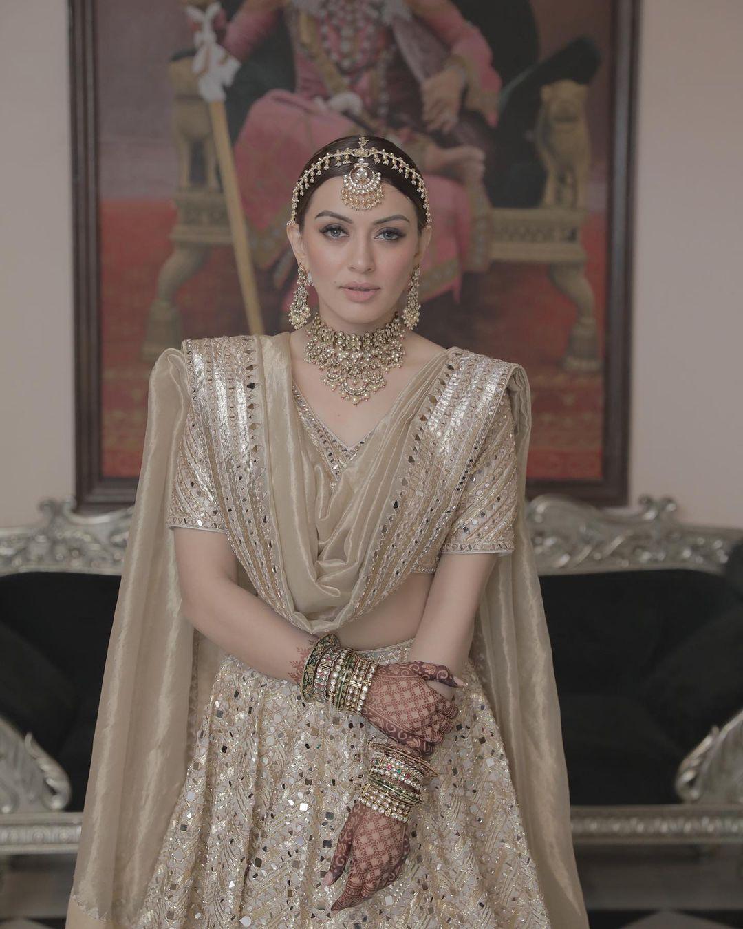 Hansika Motwani exposing very hot and spicy stills| Hansika Motwani actress hot photos gallery
