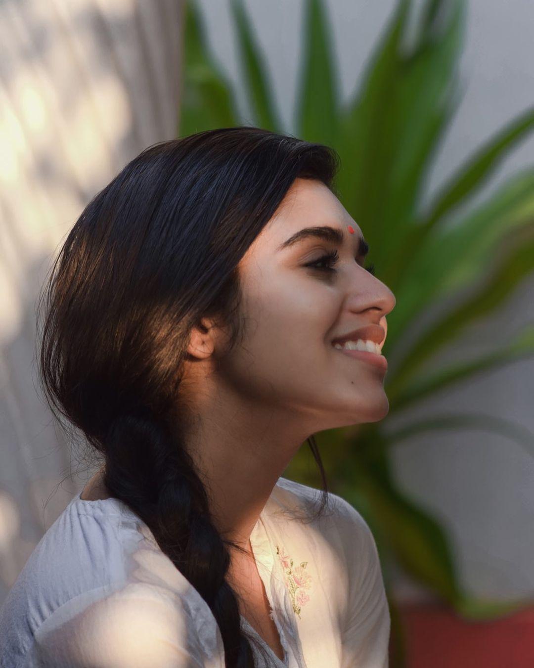 Meenakshi Govindharajan beautiful and glamorous photos | South indian actress Meenakshi Govindharajan very glamorous photos