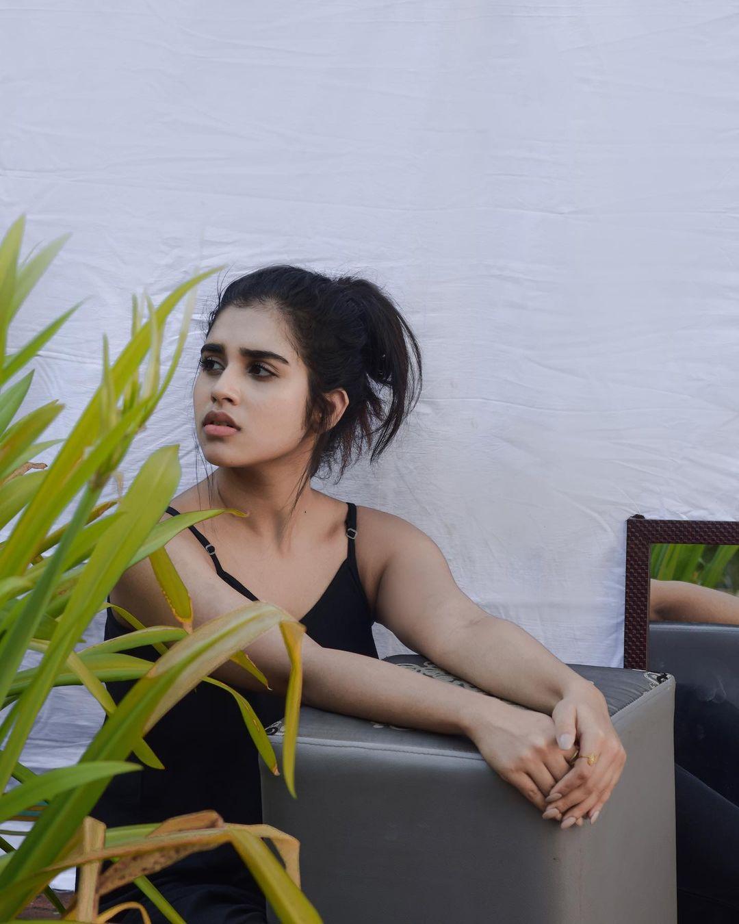Meenakshi Govindharajan exclusive sexy stills | South indian actress Meenakshi Govindharajan very glamorous photos