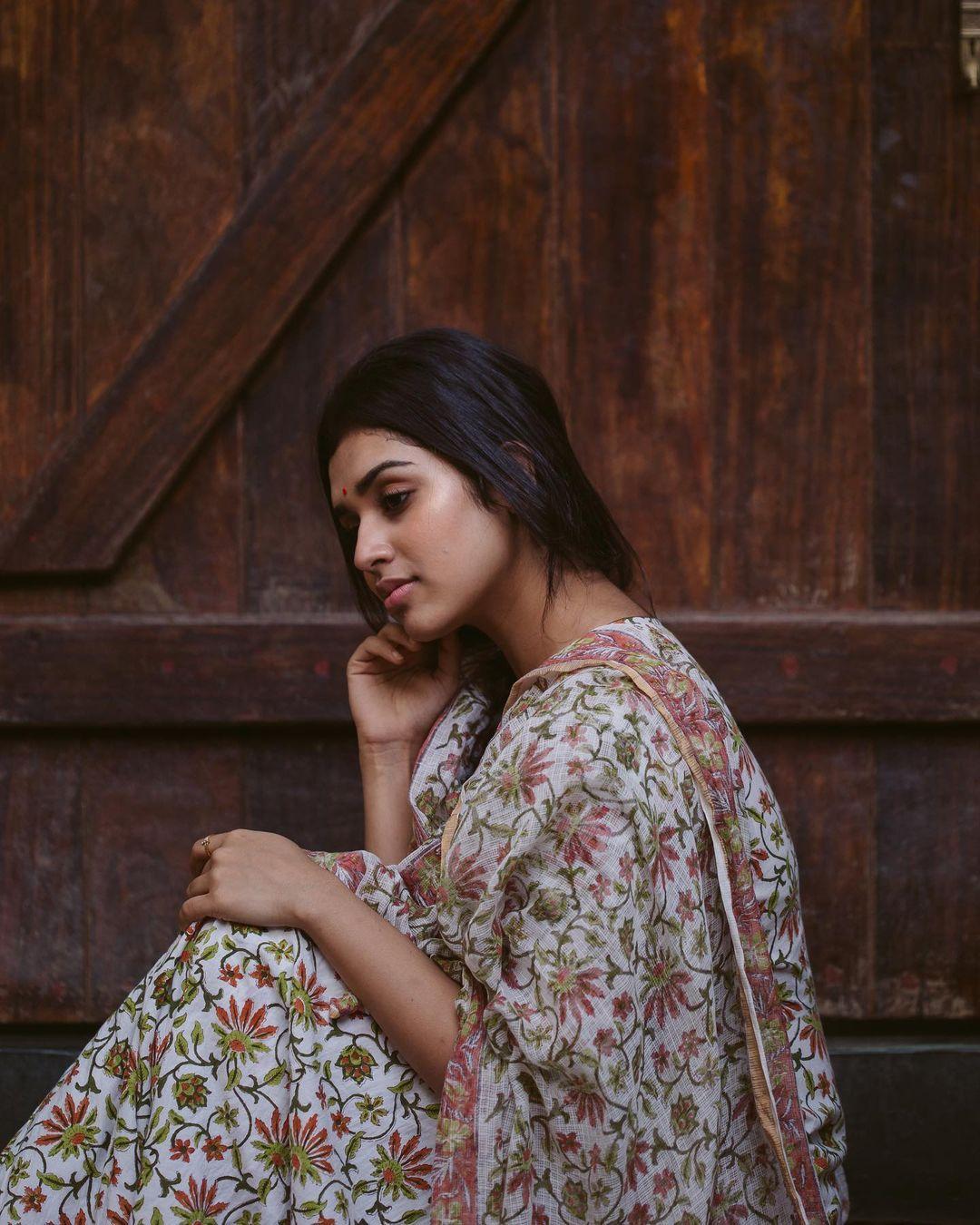 Meenakshi Govindharajan looking very attractive hot photos| Telugu actress Meenakshi Govindharajan latest sexy photoshoot