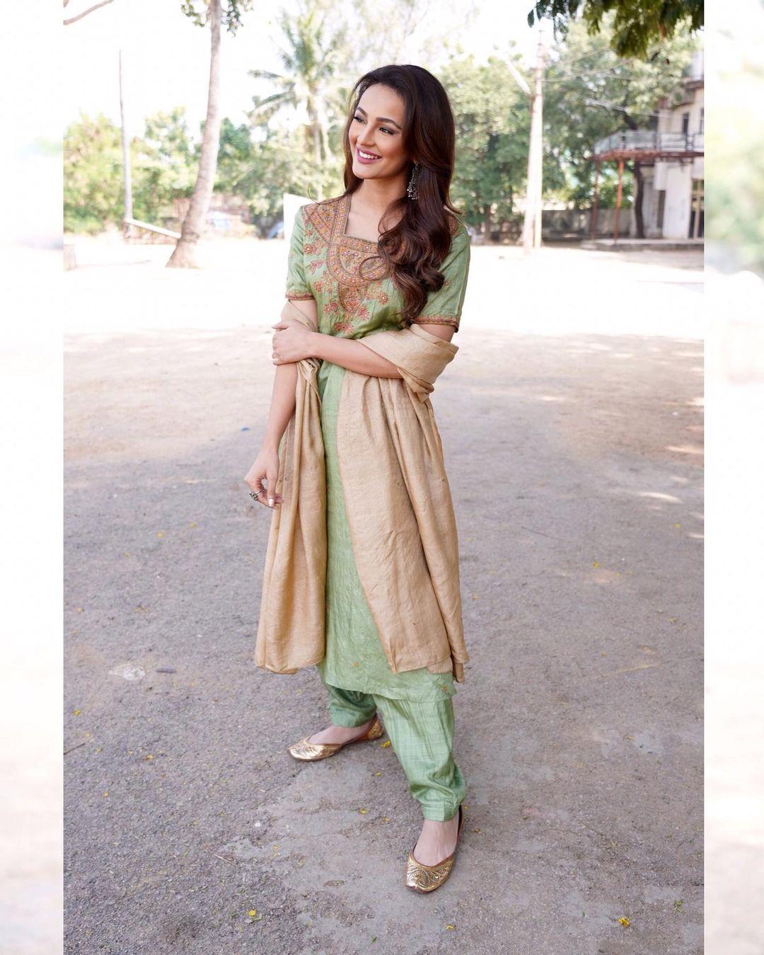 Seerat Kapoor very beautiful and spicy photos| Seerat Kapoor hot and sexy photoshoot