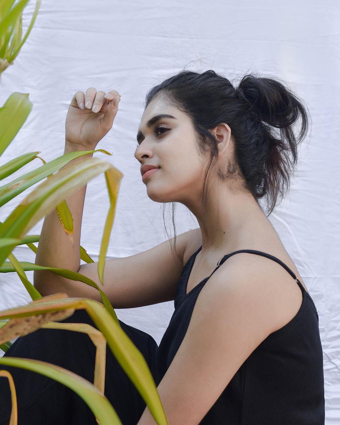 Telugu actress Meenakshi Govindharajan looking hot photos | South indian actress Meenakshi Govindharajan very glamorous photos