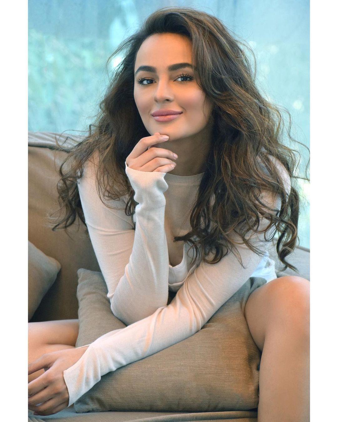 Telugu actress hot photos gallery | Seerat Kapoor Very beautiful and glamorous photos gallery