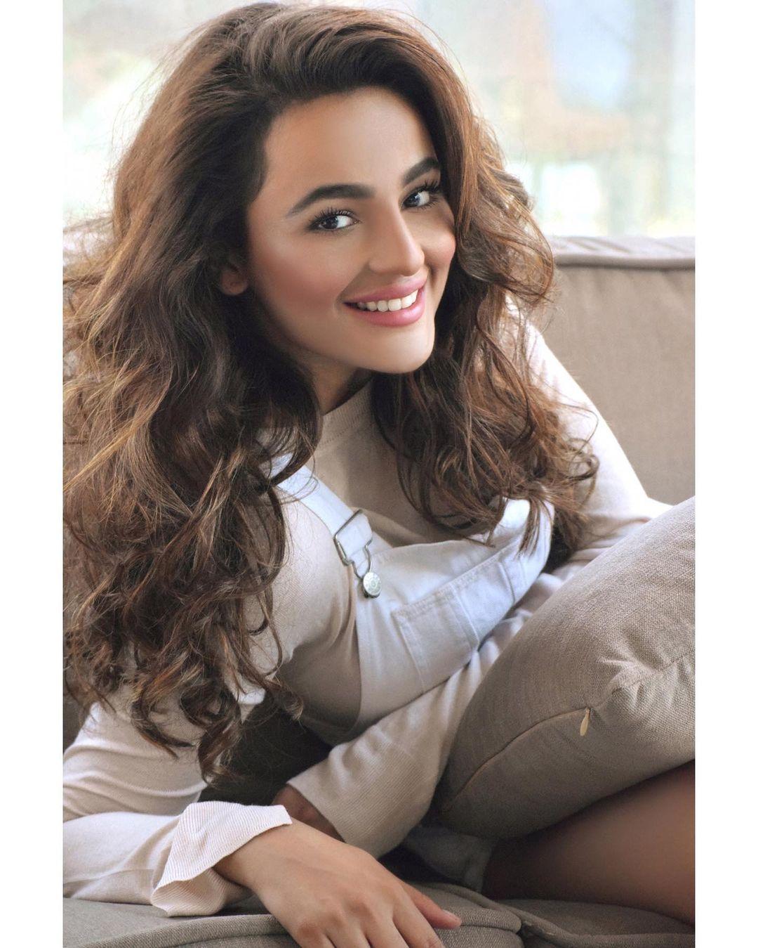 Telugu actress hot photos gallery | Seerat Kapoor looking very attractive and sexy stills