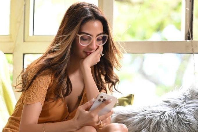 Bengali actress Nusrat Jahan exposing hot photos| Bengali actress Nusrat Jahan latest hot photos