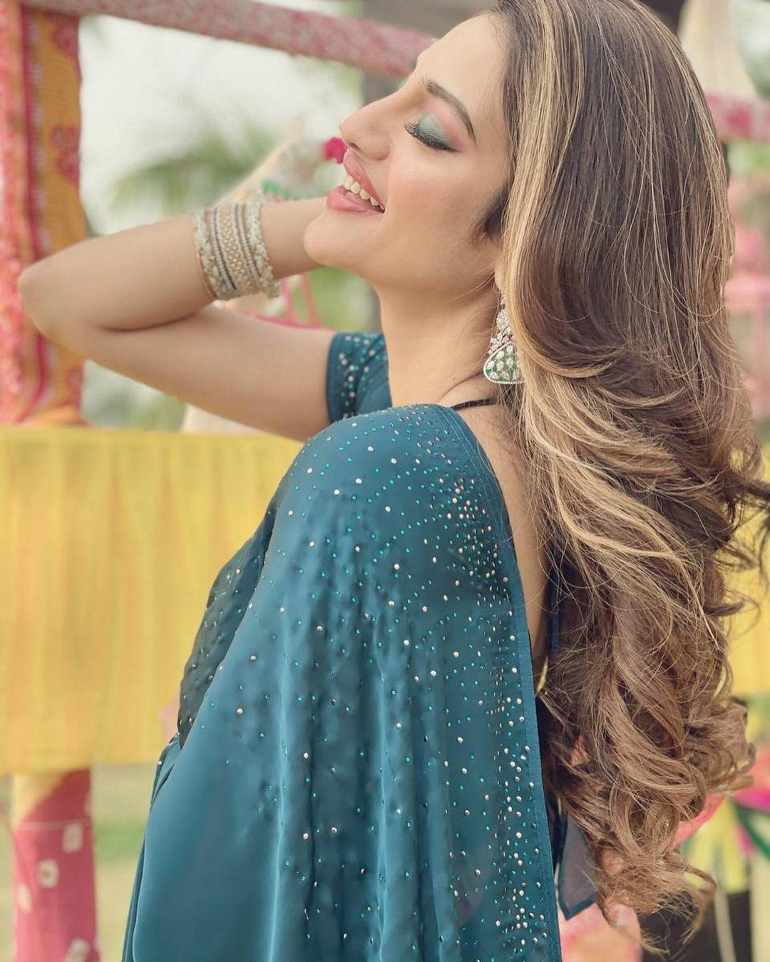 Bong beautiful Actress in saree | Nusrat Jahan looking very pretty hot photos