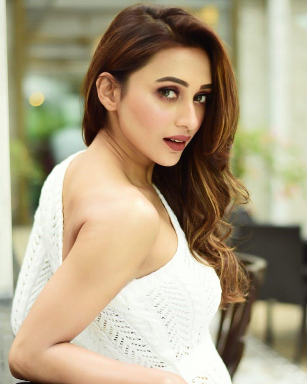 Bong beauty hot photos gallery | Mimi Chakraborty looking very attractive hot photos