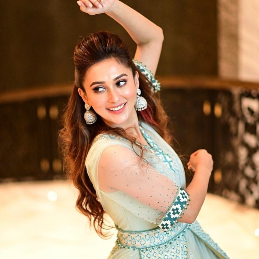 Bong beauty hot photos gallery | Mimi Chakraborty looking very glamorous photos