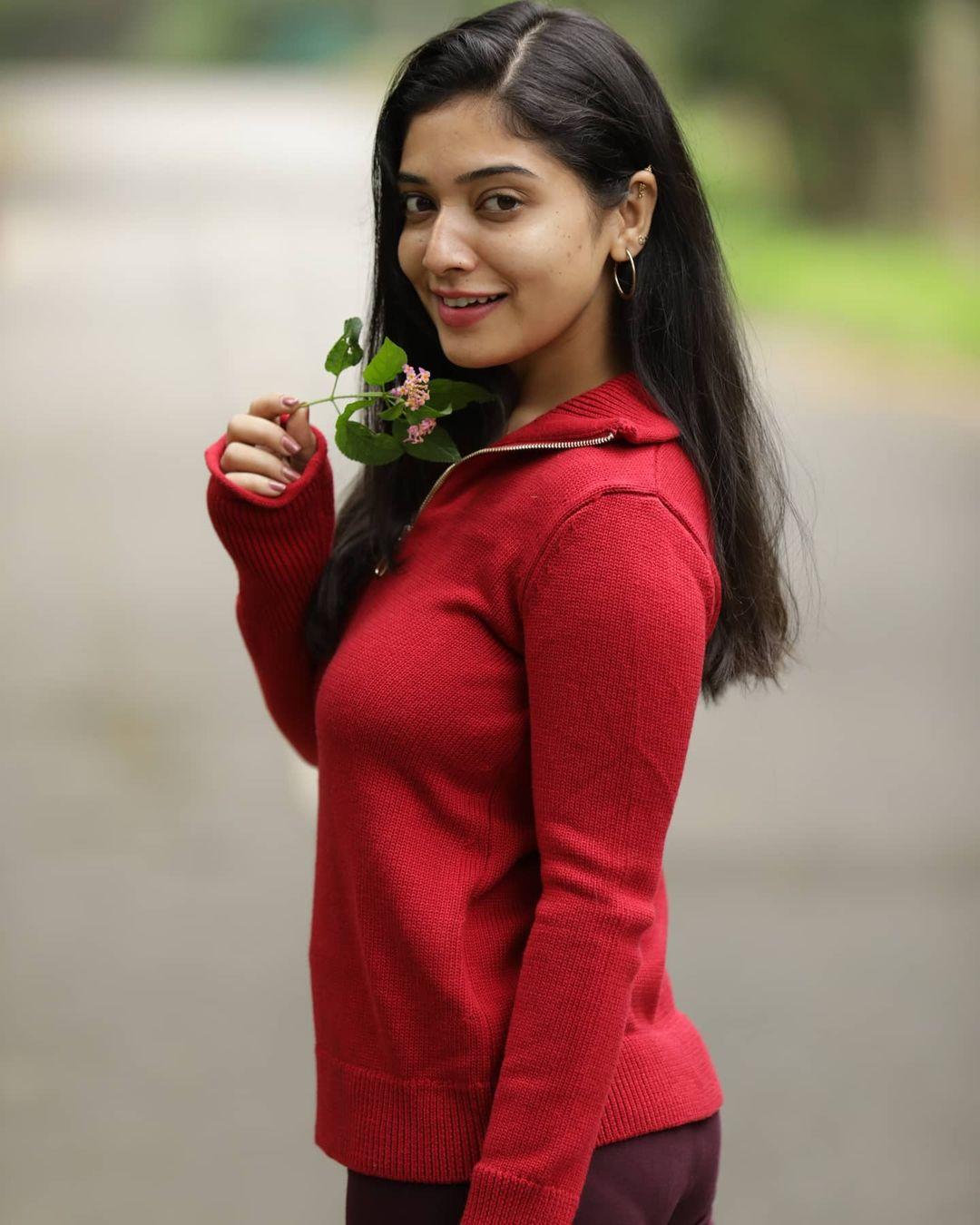 Priyanka Thimmesh exposing hot photos gallery | Kannada actress Priyanka Thimmesh hot photos gallery