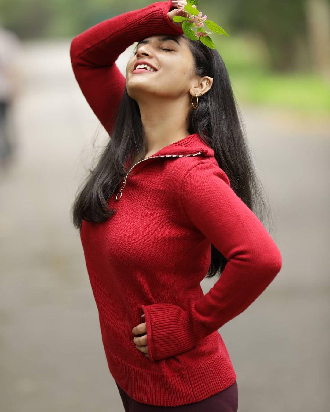 Priyanka Thimmesh looking very glamorous and beautiful photo gallery| Kannada actress Priyanka Thimmesh hot photos gallery
