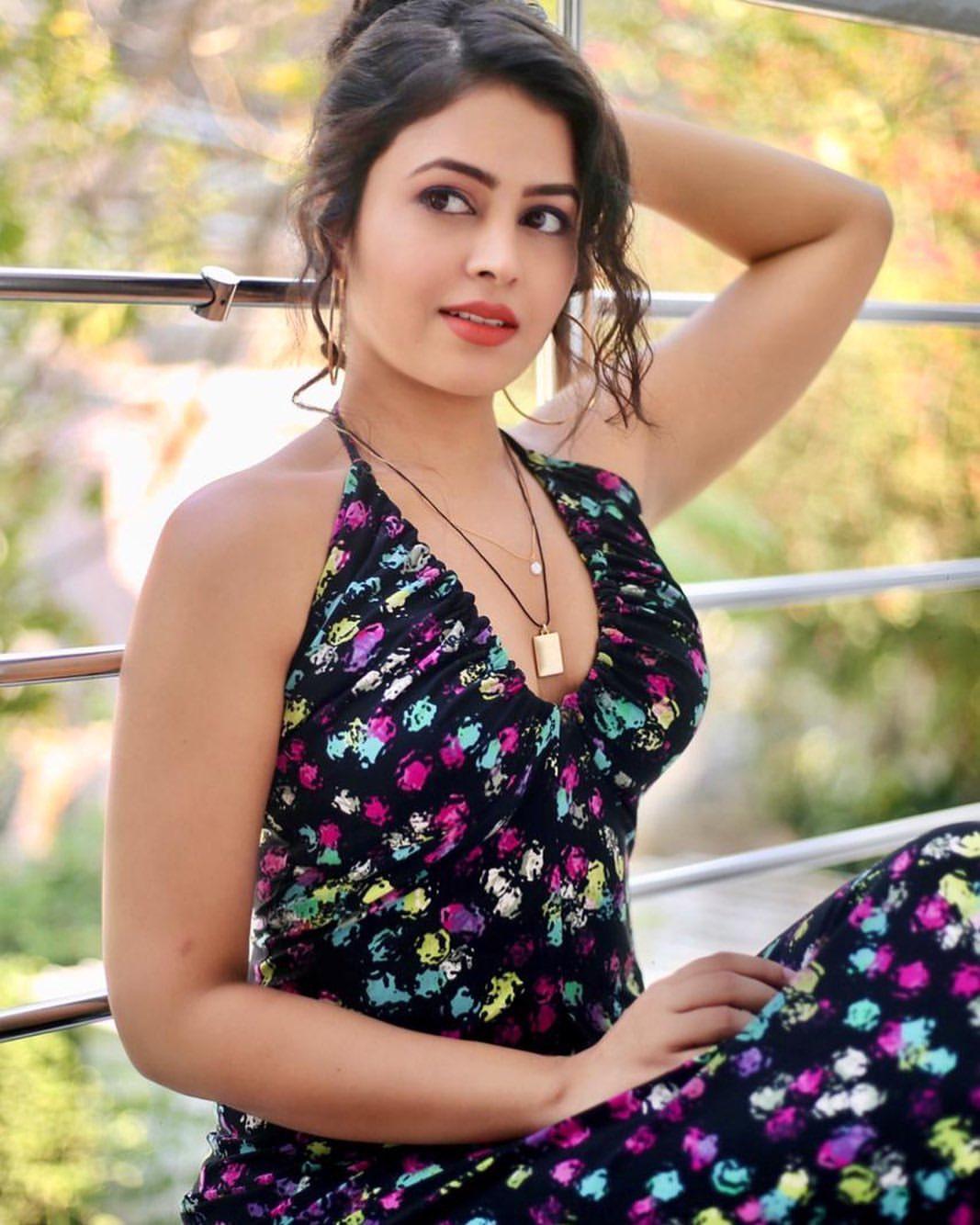 Shobhita Rana exposing hot photos gallery |Actress Shobhita Rana looking very glamorous photos