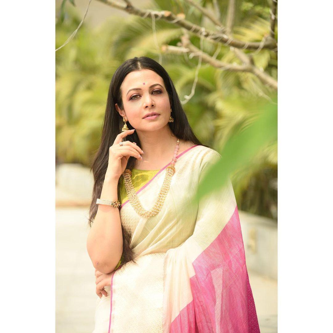 Koel Mallick exposing hot photos gallery| bong beauty Koel Mallick latest saree hot photos gallery
