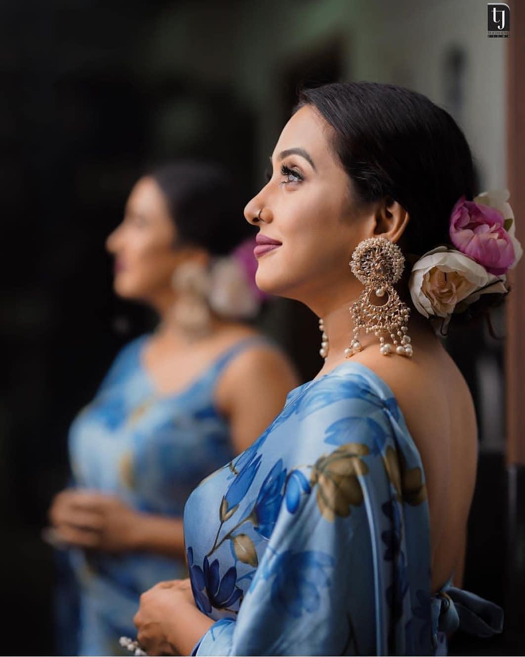Poojitha menon latest sexy and hot stills | Poojitha menon in saree hot photos