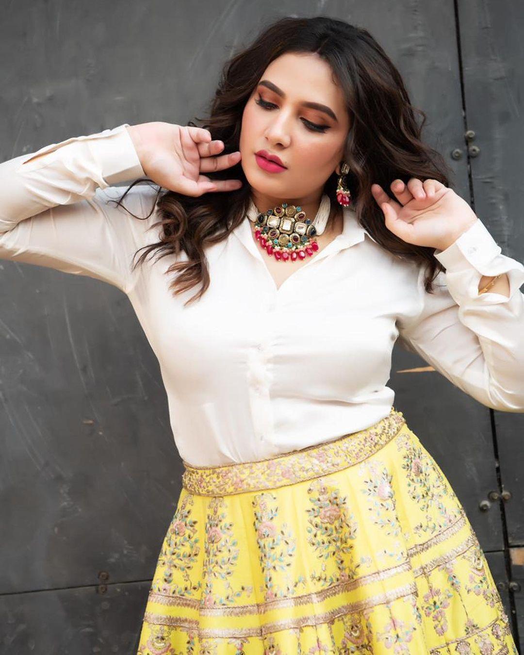 Bengali actress Sayantika Banerjee hot photos | Sayantika Banerjee exposing very hot photos gallery