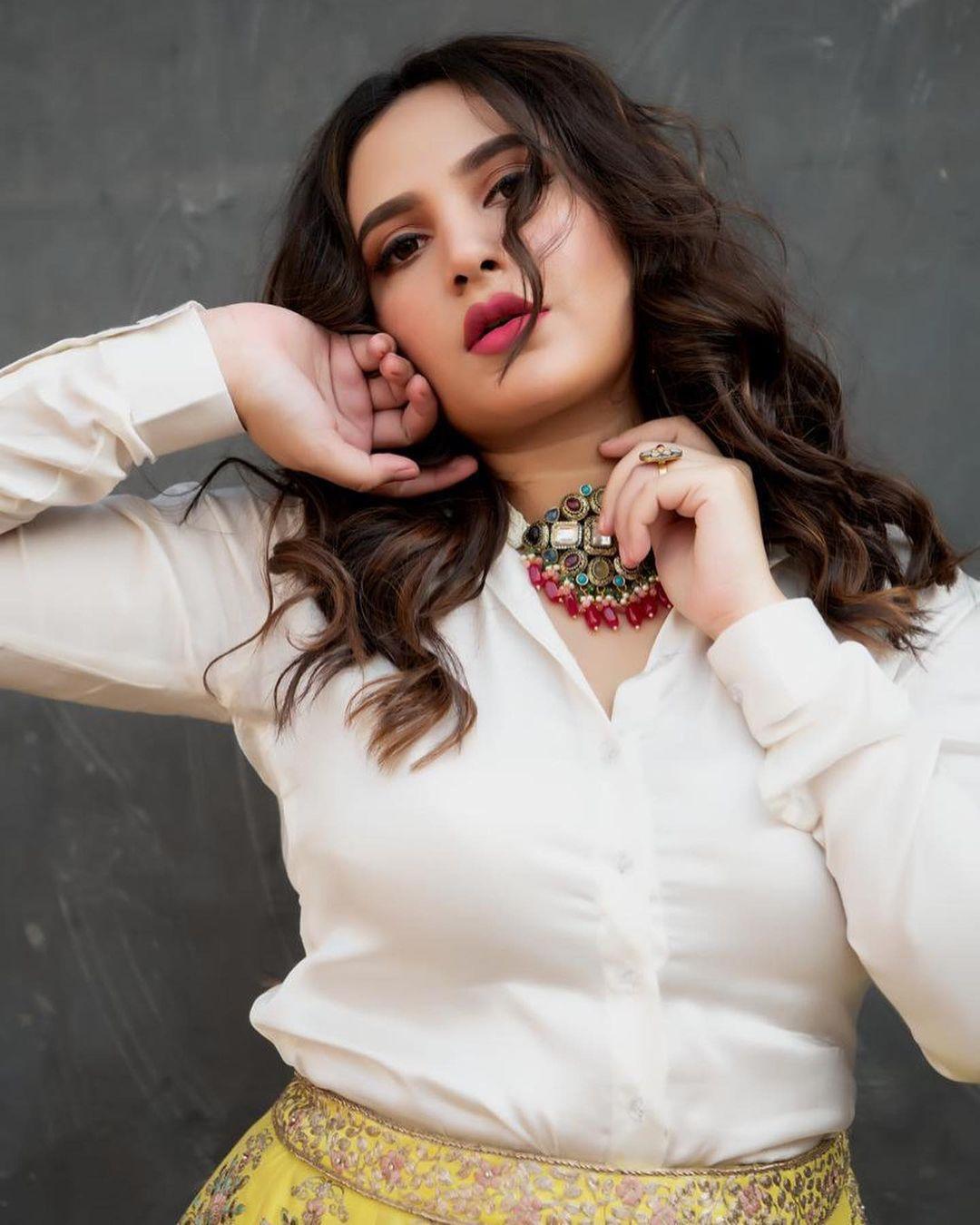 Bengali actress Sayantika Banerjee hot photos | Sayantika Banerjee hot and spicy photos gallery