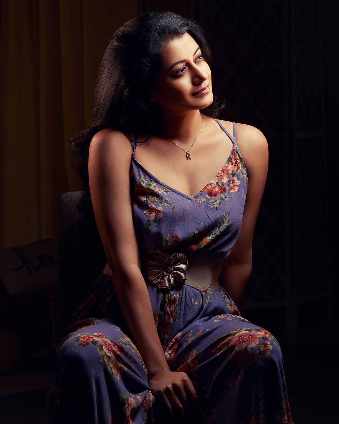 Malayalam actress Reenu Mathews hot photos |Reenu Mathews looking very glamorous photos